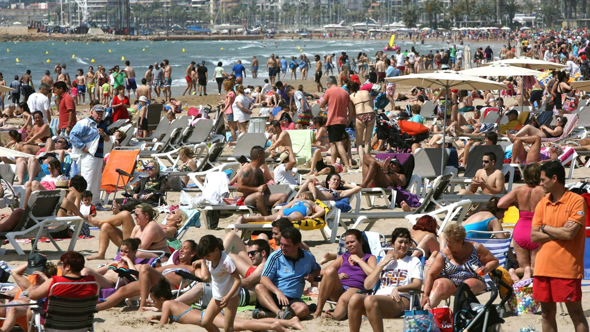 Los turistas en la playa de Salou Los turistas en la playa de Salou