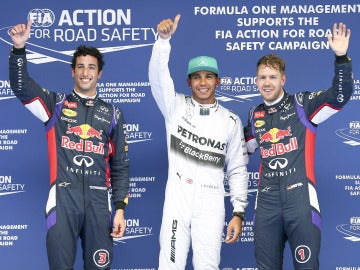 Hamilton, Ricciardo y Vettel saludan