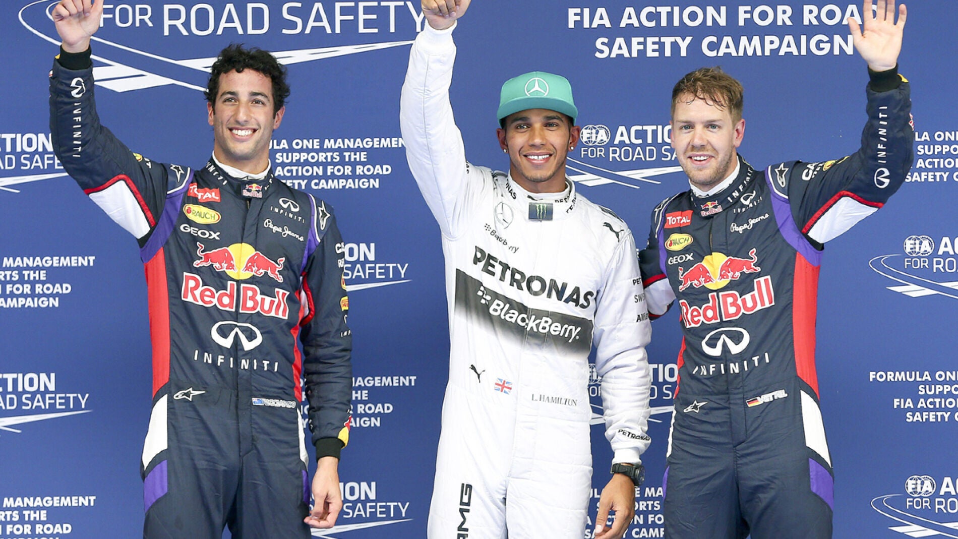 Hamilton, Ricciardo y Vettel saludan