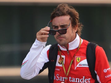 Alonso se despoja de sus gafas de sol
