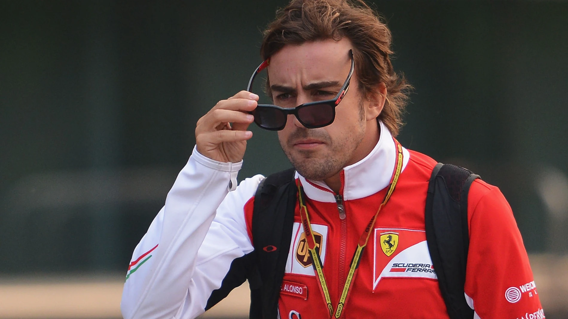 Alonso se despoja de sus gafas de sol