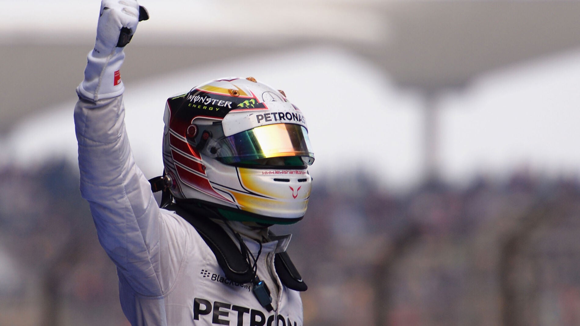 Hamilton levanta su pu&ntilde;o
