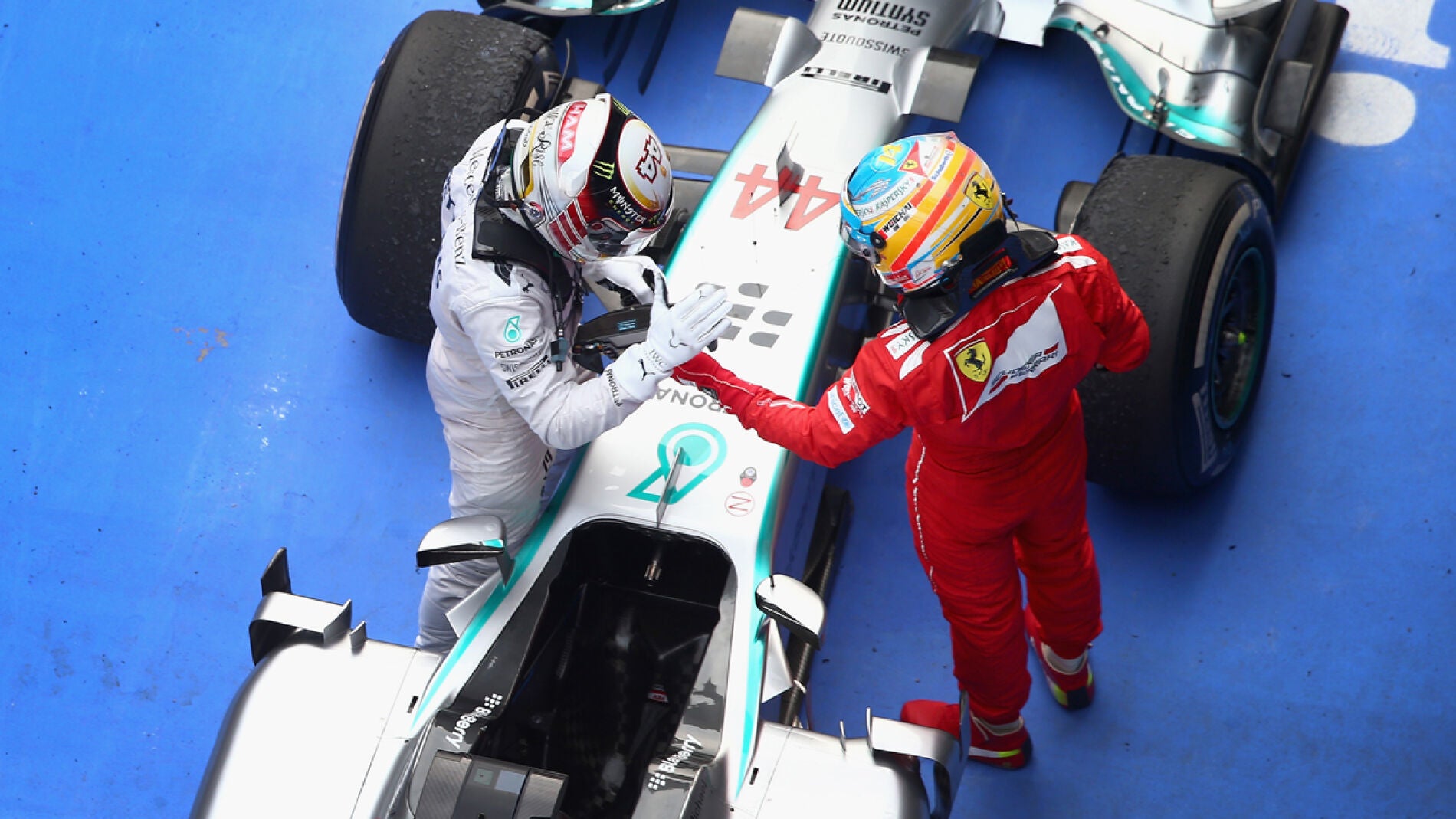 Hamilton saluda a Alonso