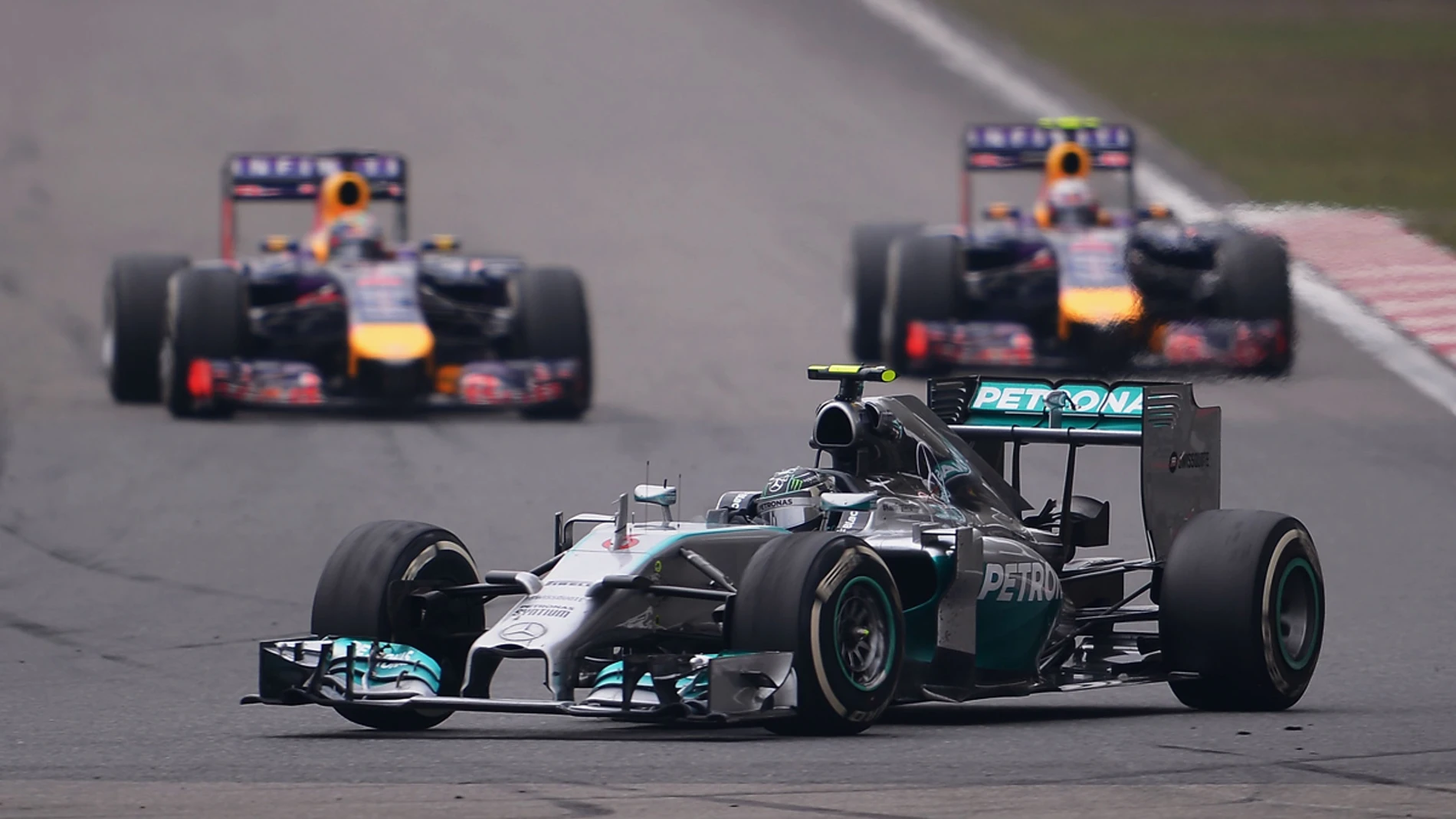 Rosberg, por delante de los Red Bull