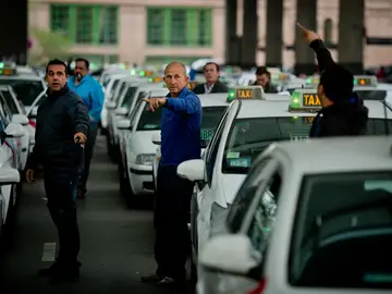 Taxistas en la estación de Atocha, en Madrid Taxistas en la estación de Atocha, en Madrid