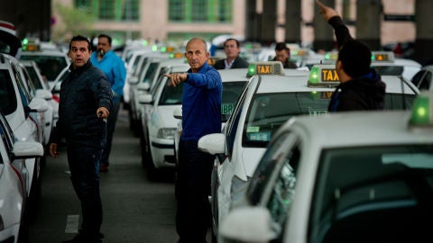 Taxistas en la estaci&oacute;n de Atocha, en Madrid