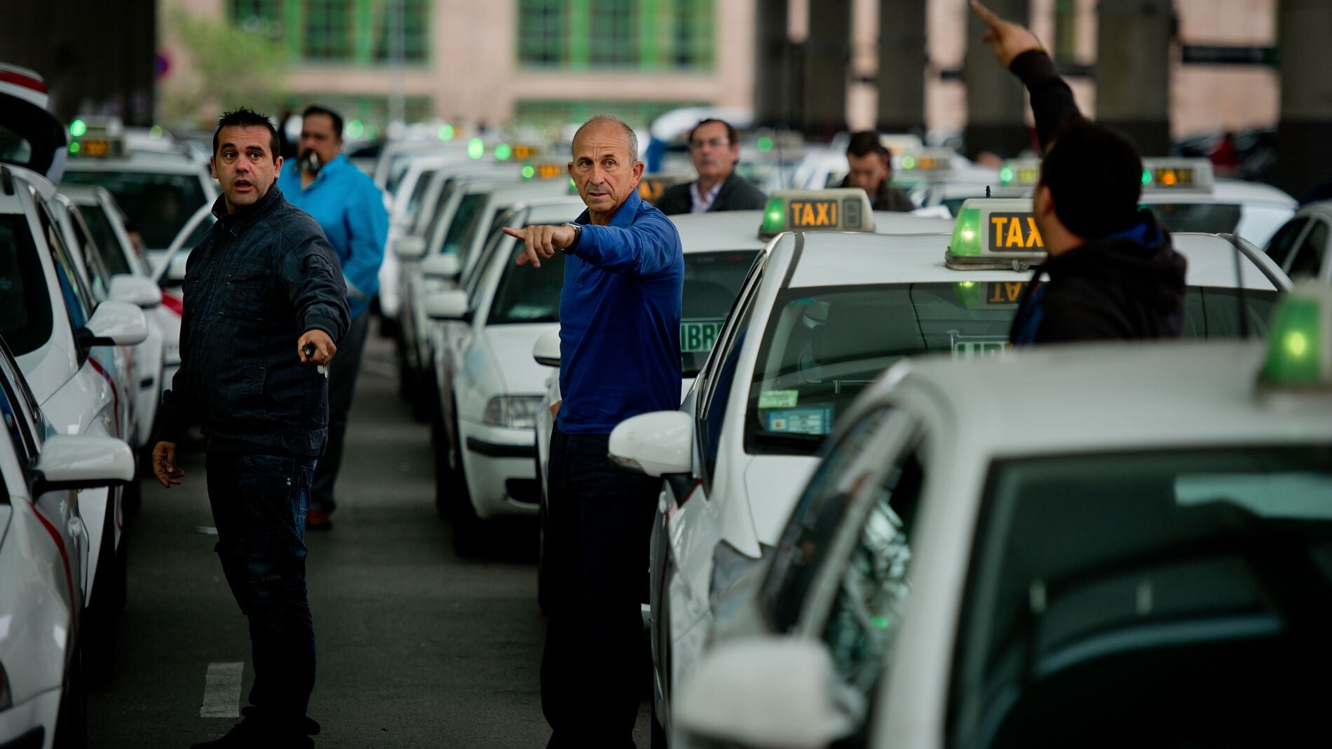 Taxistas en la estaci&oacute;n de Atocha, en Madrid