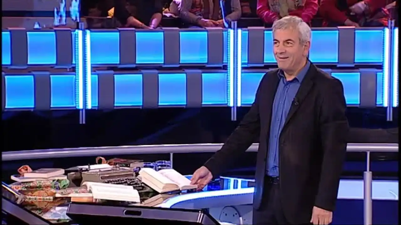 Carlos Sobera escribe con su vieja máquina de escribir