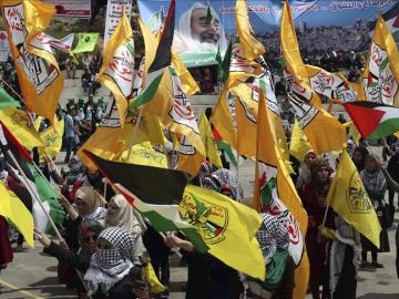 Jóvenes palestinas pisan una bandera de Israel durante una concentración de Al Fatah