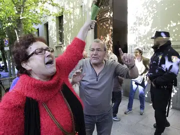 Una decena de afectados por las preferentes protestan frente al TSJM Una decena de afectados por las preferentes protestan frente al TSJM