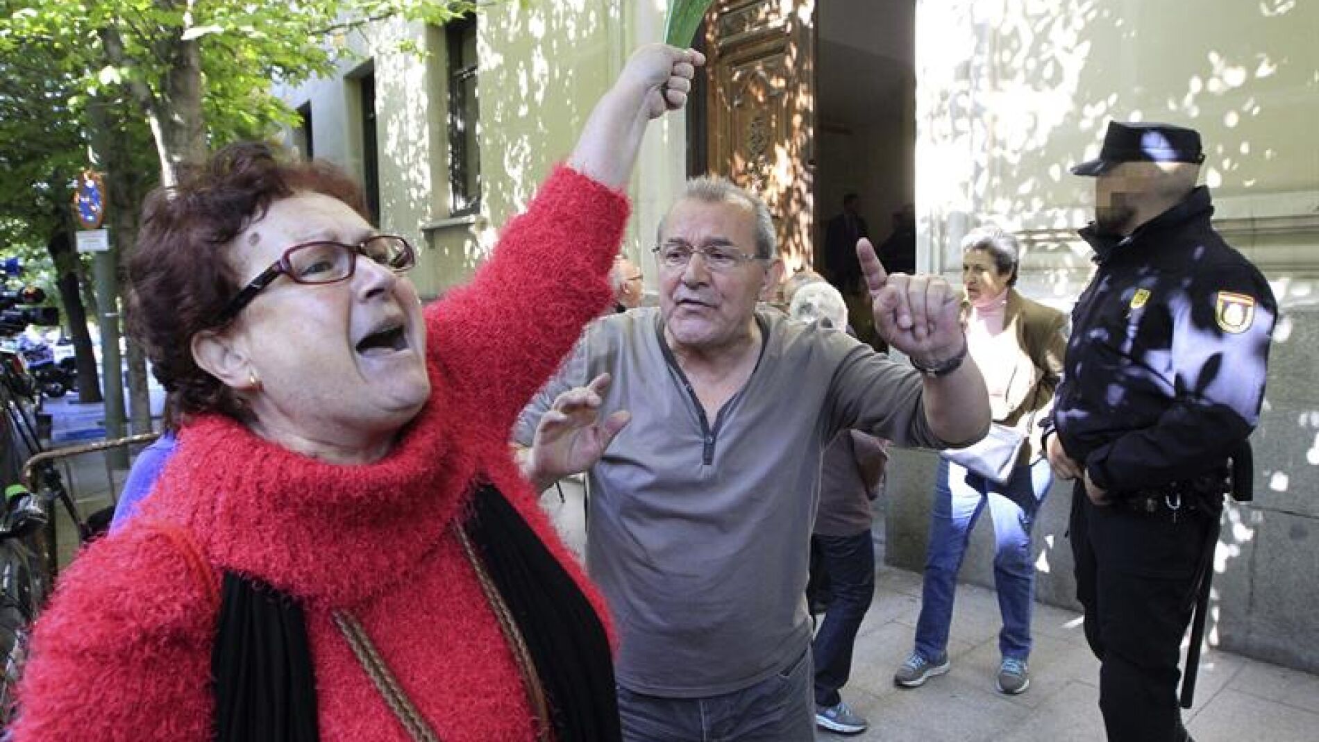 Una decena de afectados por las preferentes protestan frente al TSJM