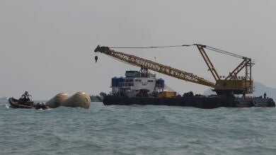 Suspenden la búsqueda de 16 desaparecidos del Sewol tras la muerte de un buzo