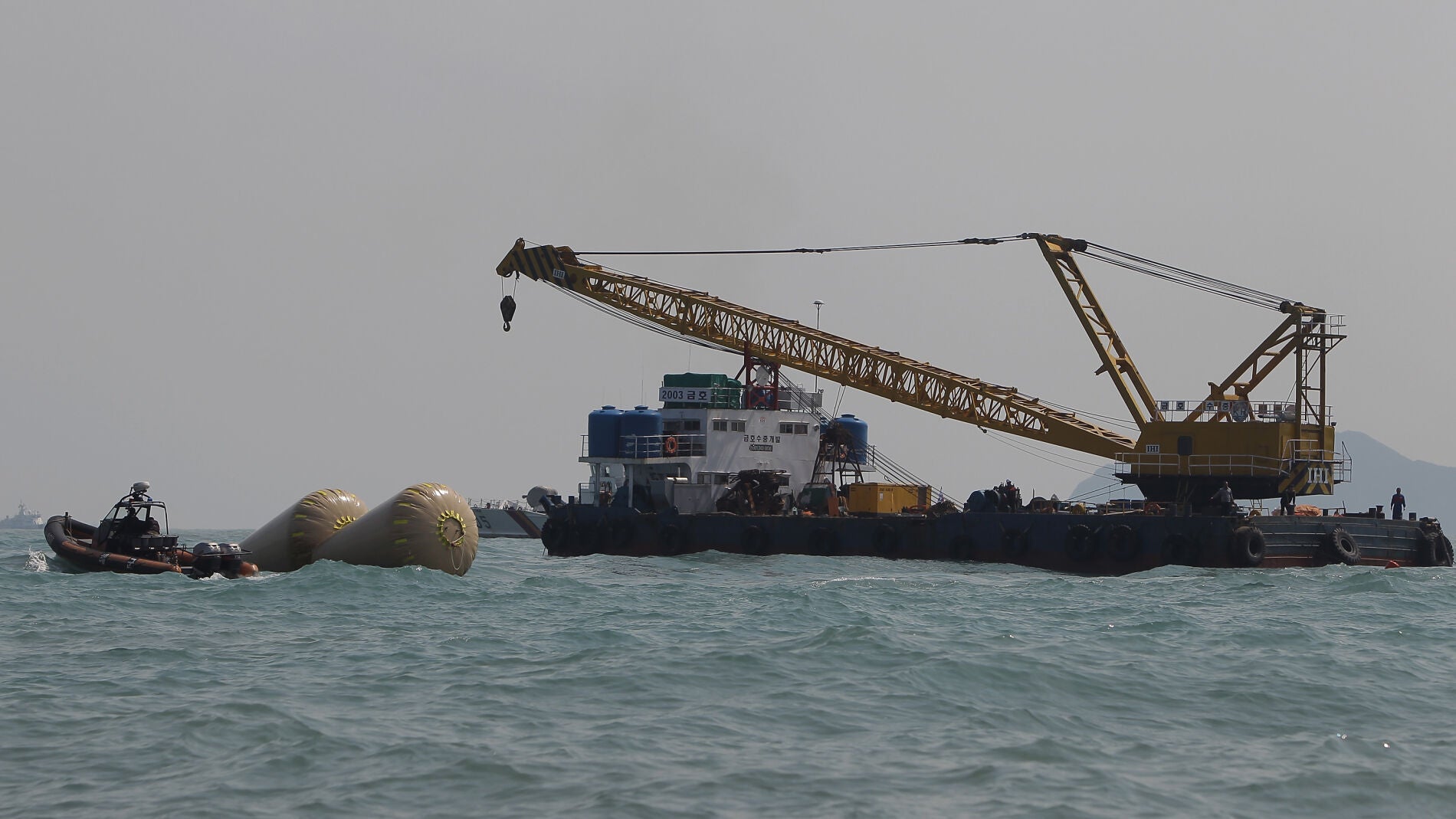 Rescate de cad&aacute;veres en el 'Sewol'