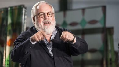 Cañete promete bajada de impuestos en su primer mitin de precampaña