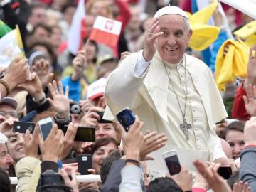 El Papa Francisco saluda a la multitud