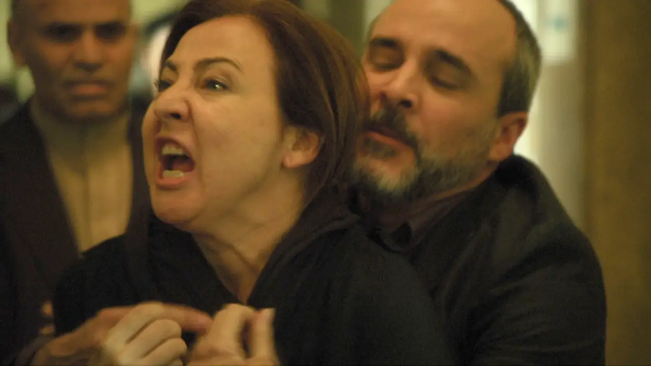 Leticia pega una bofetada a Abdel