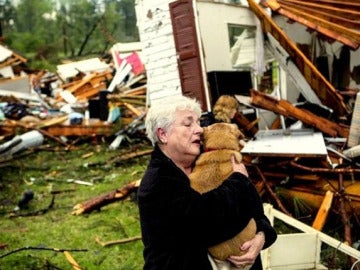 Constance Lambert abrazando a su perro