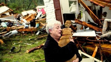 Constance Lambert abrazando a su perro