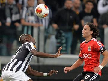 Paul Pogba de Juventus disputa el balón con Lazar Markovic del Benfica