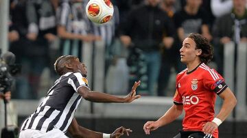 Paul Pogba de Juventus disputa el balón con Lazar Markovic del Benfica