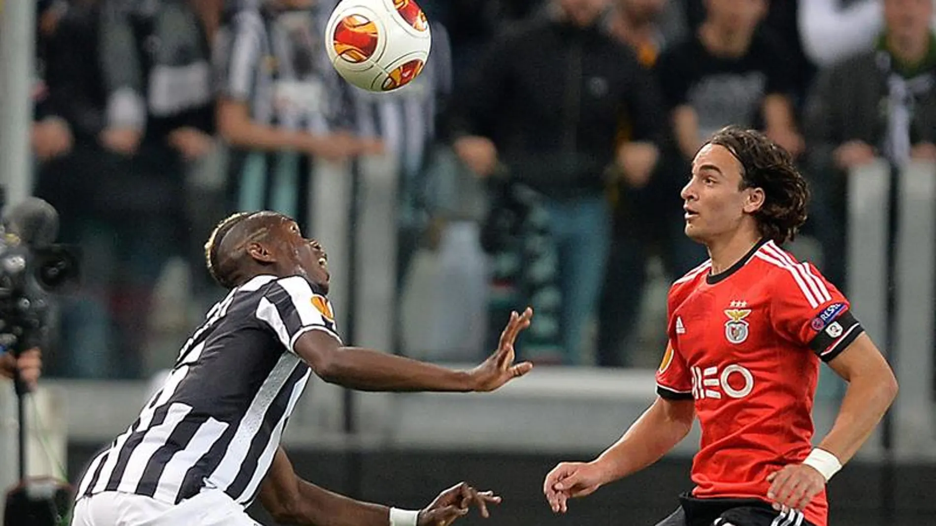 Paul Pogba de Juventus disputa el balón con Lazar Markovic del Benfica Paul Pogba de Juventus disputa el balón con Lazar Markovic del Benfica