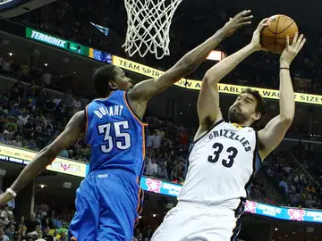 Kevin Durant defiende ante Marc Gasol Kevin Durant defiende ante Marc Gasol