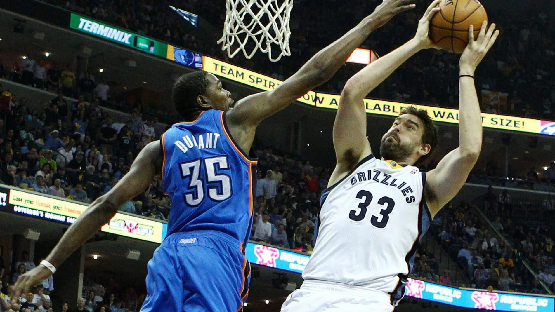 Kevin Durant defiende ante Marc Gasol Kevin Durant defiende ante Marc Gasol