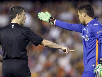 Diego Alves protesta al árbitro Diego Alves protesta al árbitro