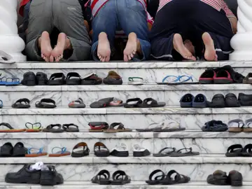 Musulmanes asisten al rezo Musulmanes asisten al rezo