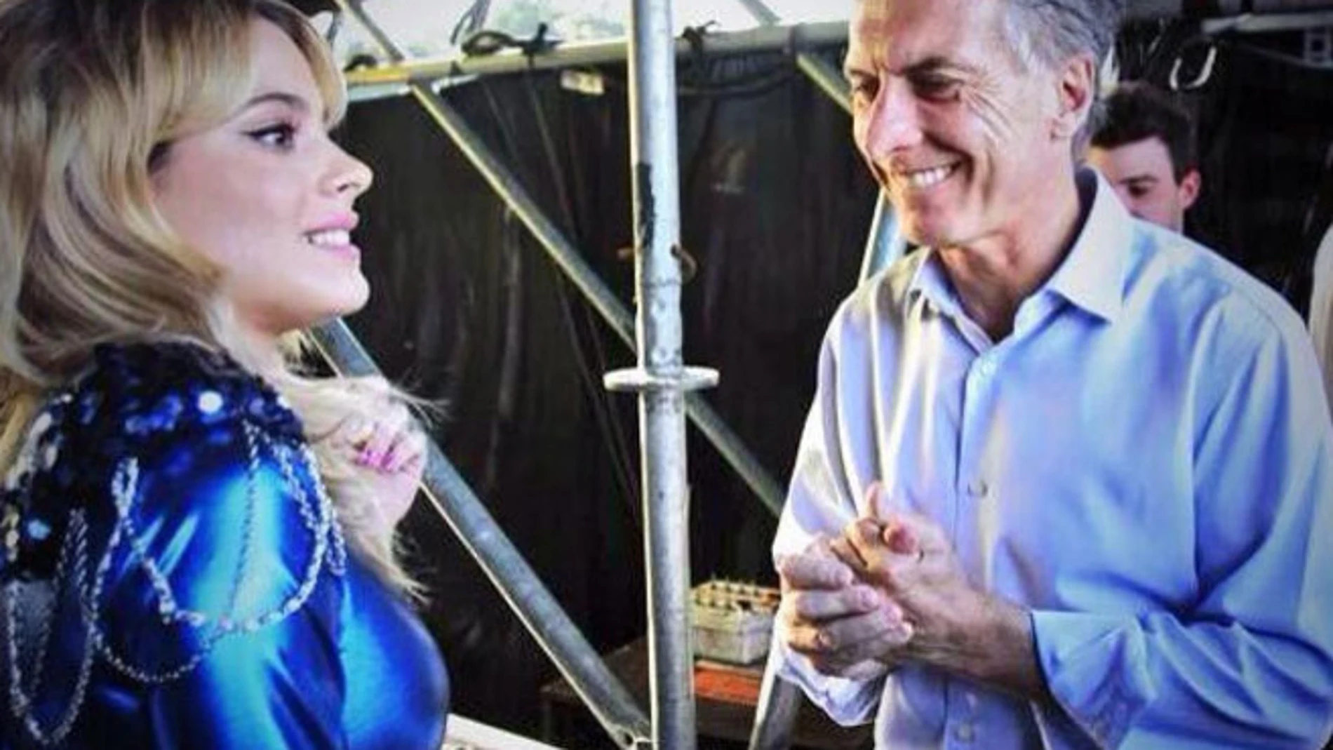 Macri mira fijamente el busto de Violetta Macri mira fijamente el busto de Violetta