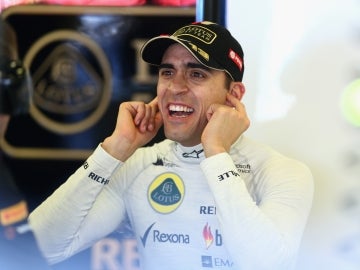 Pastor Maldonado en el box de Lotus