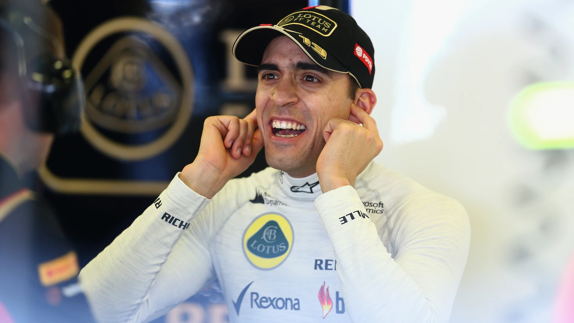 Pastor Maldonado en el box de Lotus