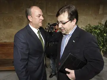José Antonio Monago saluda a Guillermo Fernández Vara. José Antonio Monago saluda a Guillermo Fernández Vara.