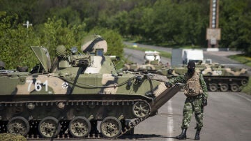 Soldados ucranianos en un puesto de control