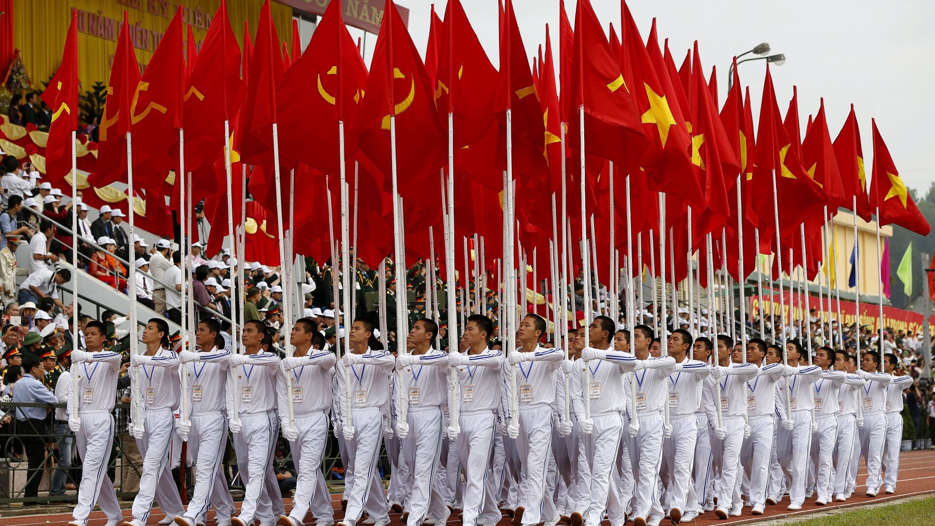 Desfilando en Vietnam (07-05-2014)