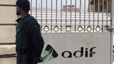 La CNMC multa con 5,6 millones a cuatro empresas y nueve directivos por repartirse contratos con Adif