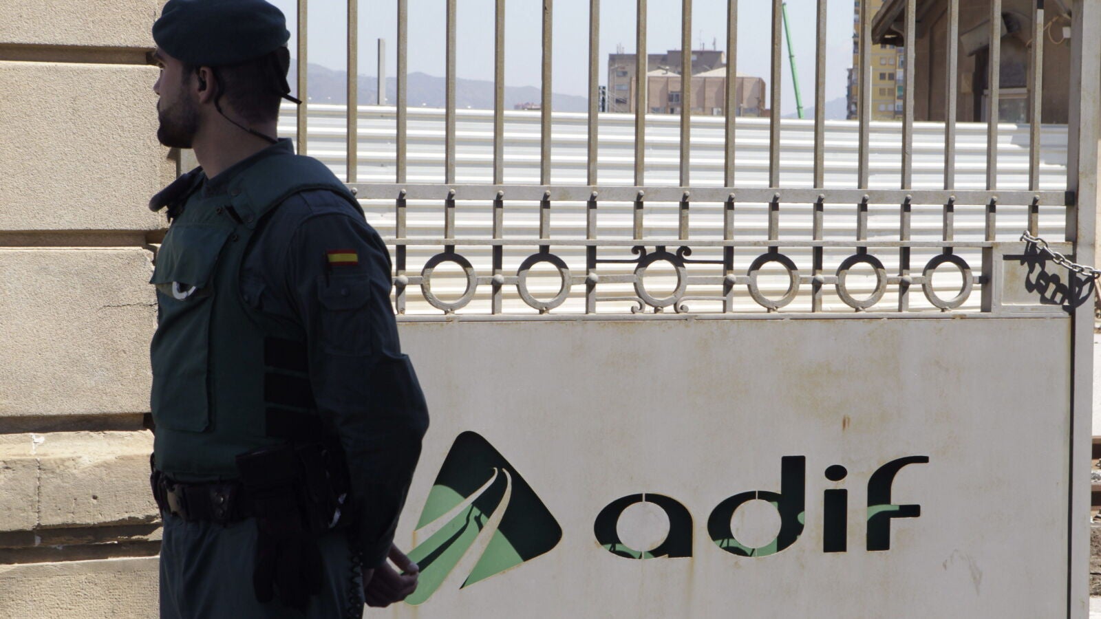 La CNMC multa con 5,6 millones a cuatro empresas y nueve directivos por repartirse contratos con Adif