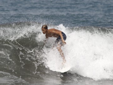 Un bañista disfrutando de un día de surf