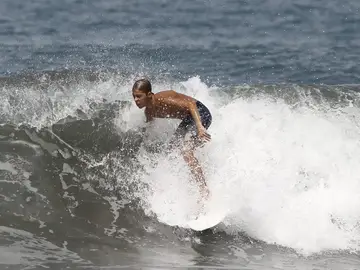 Un bañista disfrutando de un día de surf Un bañista disfrutando de un día de surf