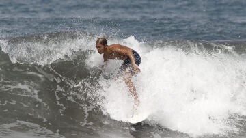 Un bañista disfrutando de un día de surf