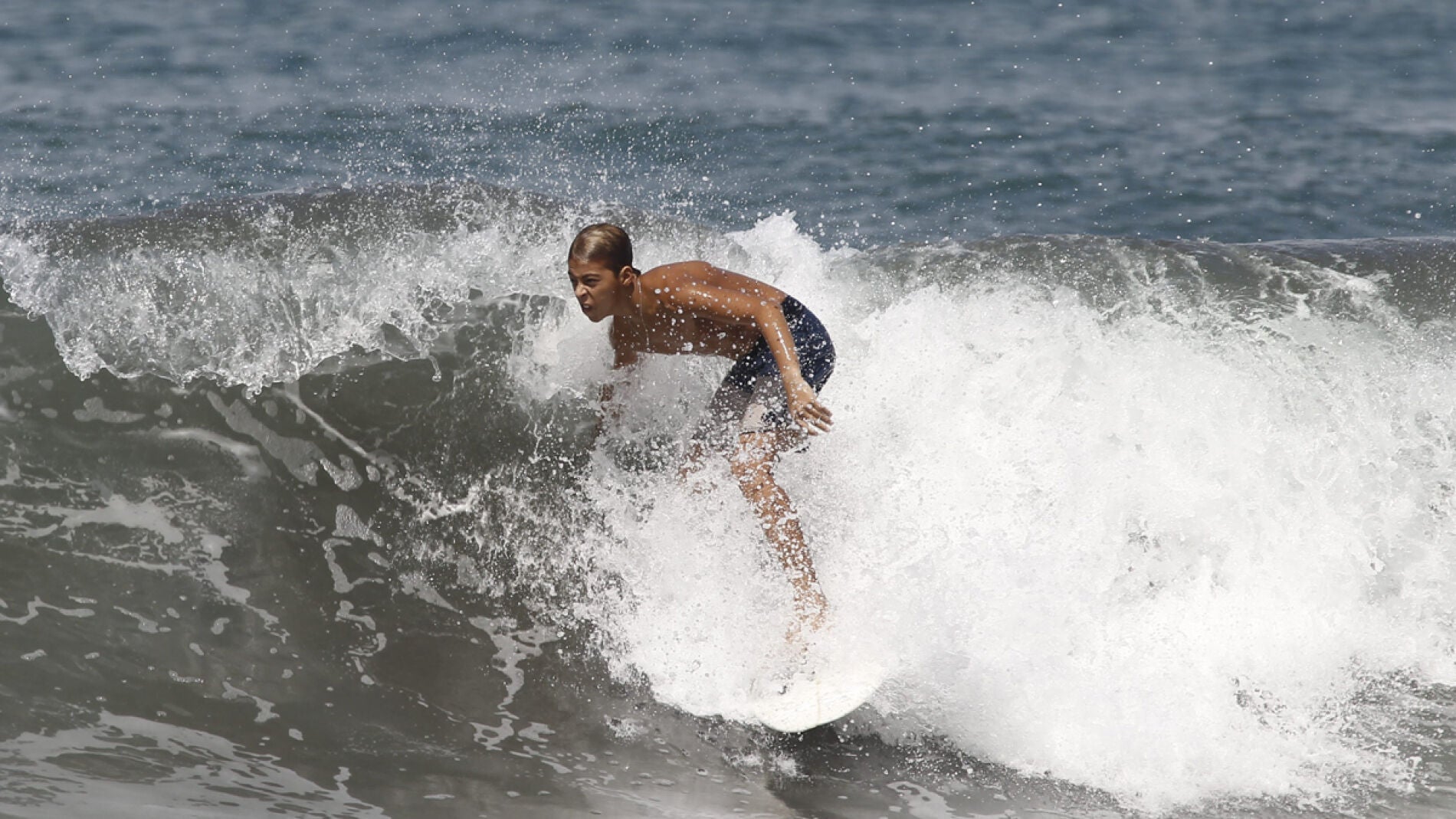 Un ba&ntilde;ista disfrutando de un d&iacute;a de surf