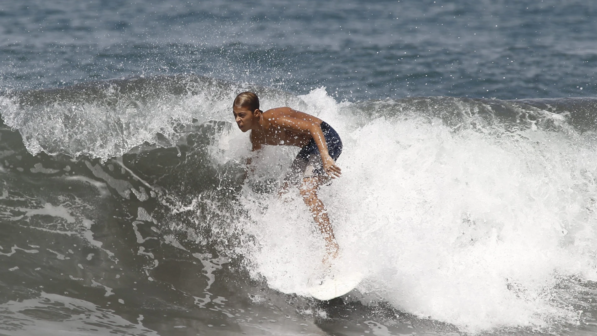 Un bañista disfrutando de un día de surf Un bañista disfrutando de un día de surf