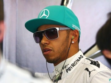 Lewis Hamilton en el box de Mercedes