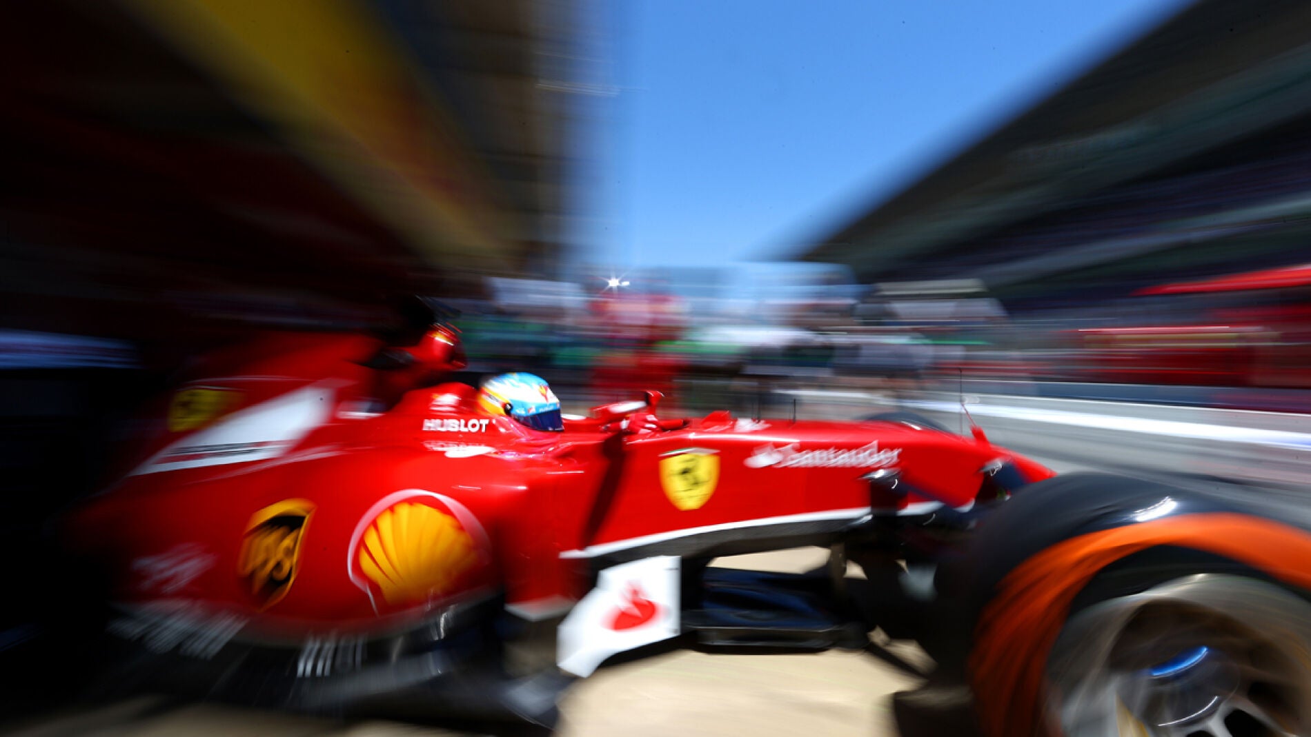 Alonso sale del garaje