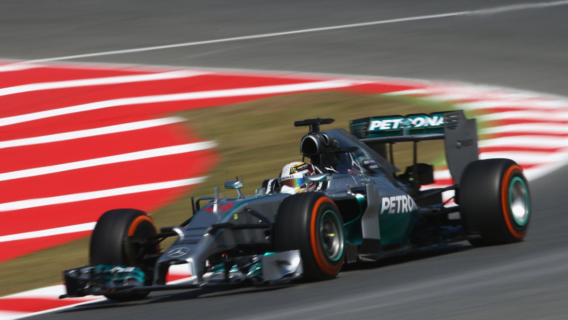 Hamilton rueda por Montmel&oacute; con su Mercedes