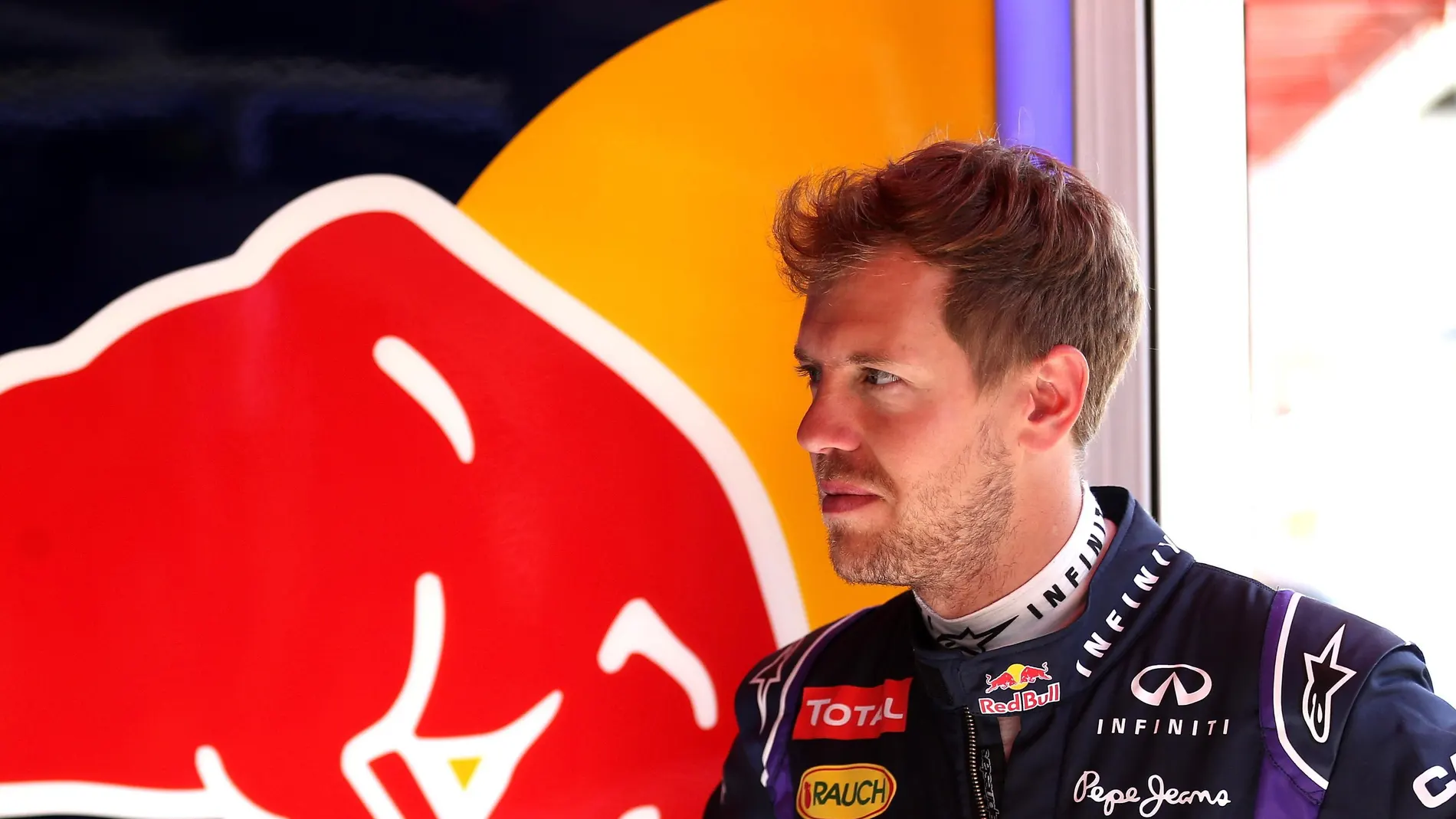 Sebastian Vettel, en el box de Red Bull en Montmeló