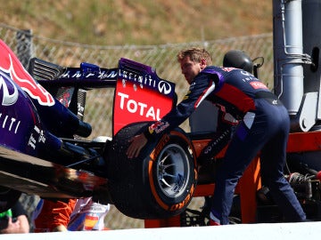 Vettel echa una mano a los comisarios con su RB10
