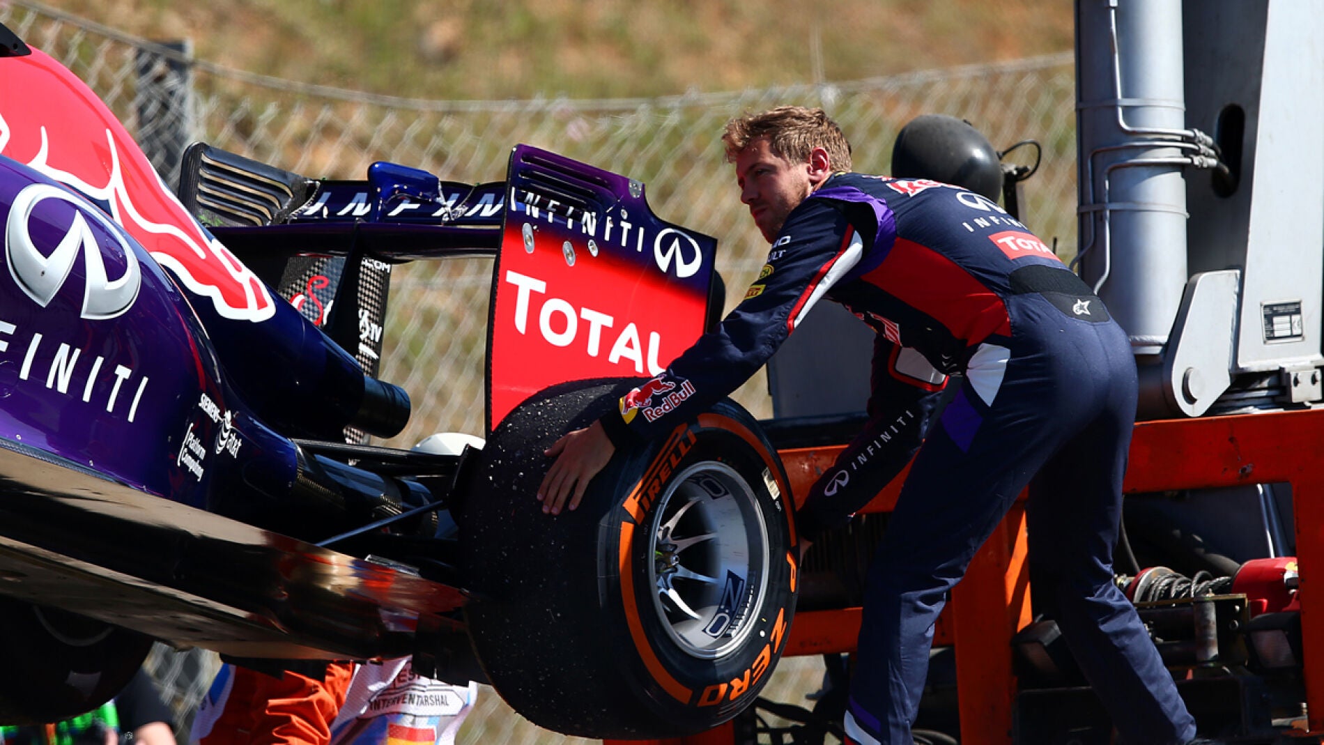 Vettel echa una mano a los comisarios con su RB10