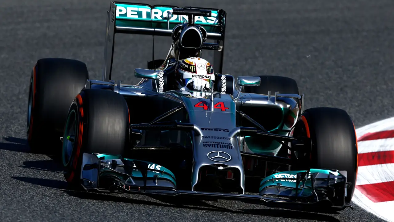 Hamilton vuela en los Libres 1 del GP de España con Alonso cuarto