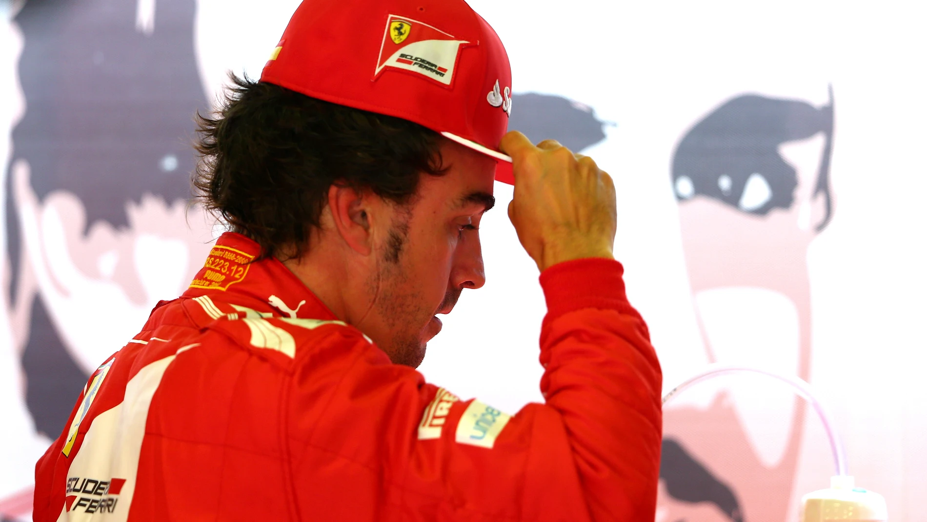 Fernando Alonso, en el box de Ferrari